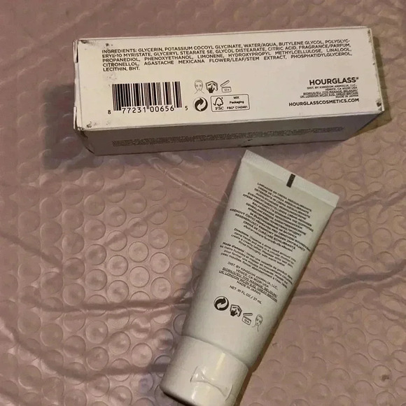 Hourglass Equilibrium Rebalancing Cream Cleanser - Picture 2 of 3